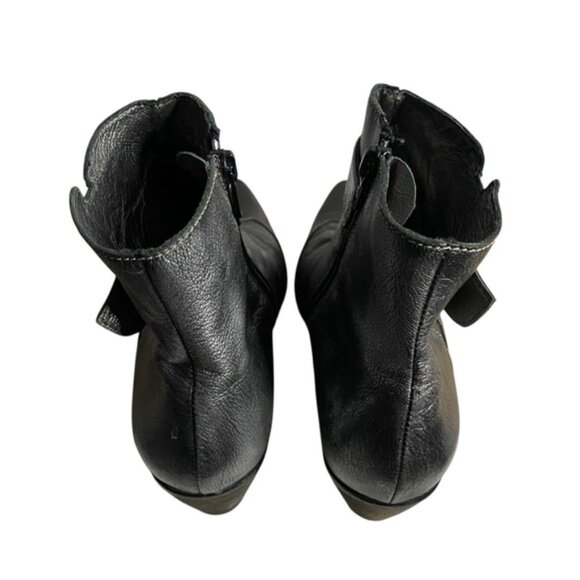 Un Tour En Ville Women's Metallic Silver Leather Western Ankle Boots - Picture 4 of 7